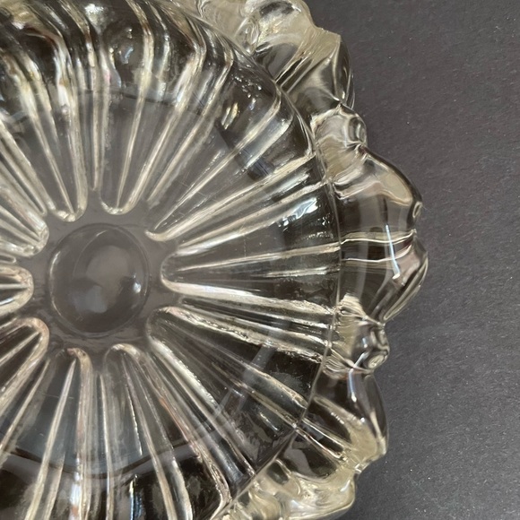 Vintage Crystal Cigar/Cigarette 50s 60s Mid-Century Retro- Daisy Pattern Ashtray - Picture 6 of 8